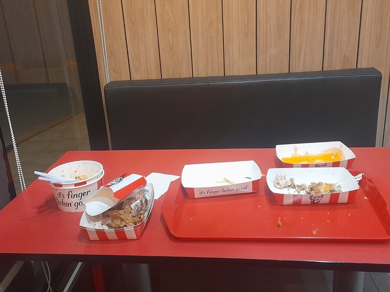 กิน KFC ต้องเก็บถาดไหม กิน KFC ต้องเก็บถาดไหม