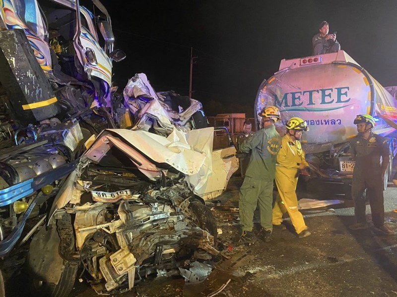 รถพ่วง 18 ล้อ ชนท้ายเก๋งอัดก๊อบปี้รถบรรทุก ดับ 8 เจ็บ 3