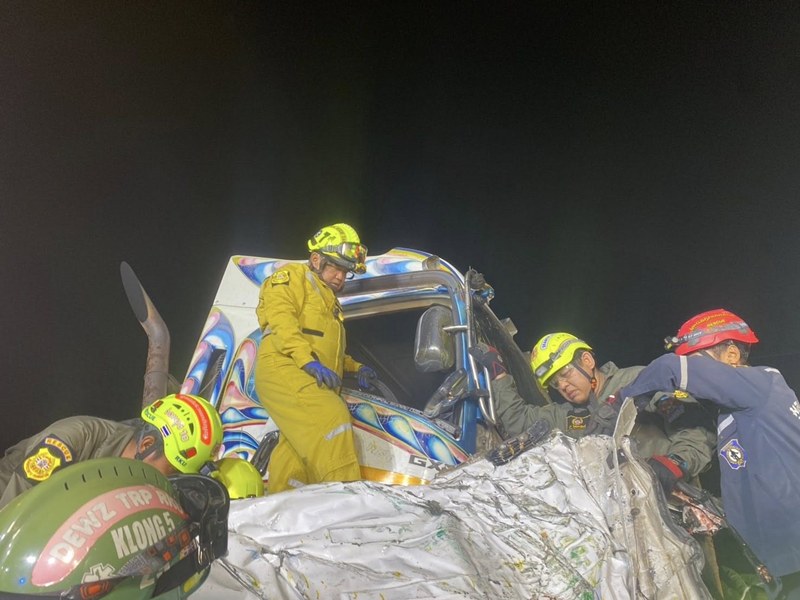 รถพ่วง 18 ล้อ ชนท้ายเก๋งอัดก๊อบปี้รถบรรทุก ดับ 8 เจ็บ 3