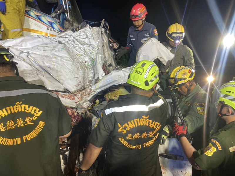 รถพ่วง 18 ล้อ ชนท้ายเก๋งอัดก๊อบปี้รถบรรทุก ดับ 8 เจ็บ 3