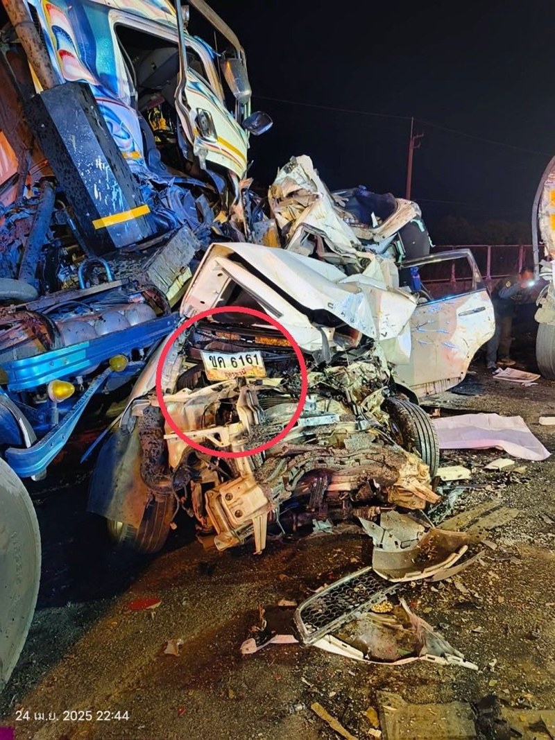 รถพ่วง 18 ล้อ ชนท้ายเก๋งอัดก๊อบปี้รถบรรทุก ดับ 8 เจ็บ 3