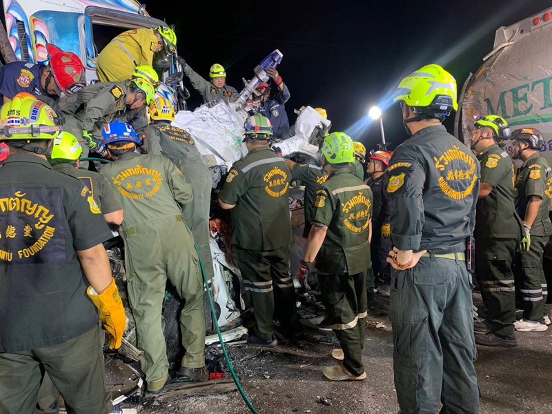 รถพ่วง 18 ล้อ ชนท้ายเก๋งอัดก๊อบปี้รถบรรทุก ดับ 8 เจ็บ 3