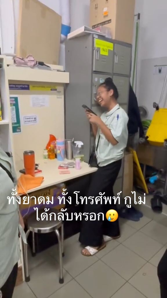 ไวรัล พนง. เซเว่นเลิกงาน ยืนรอเพื่อนหาของ เฉลยถึงกับขำ