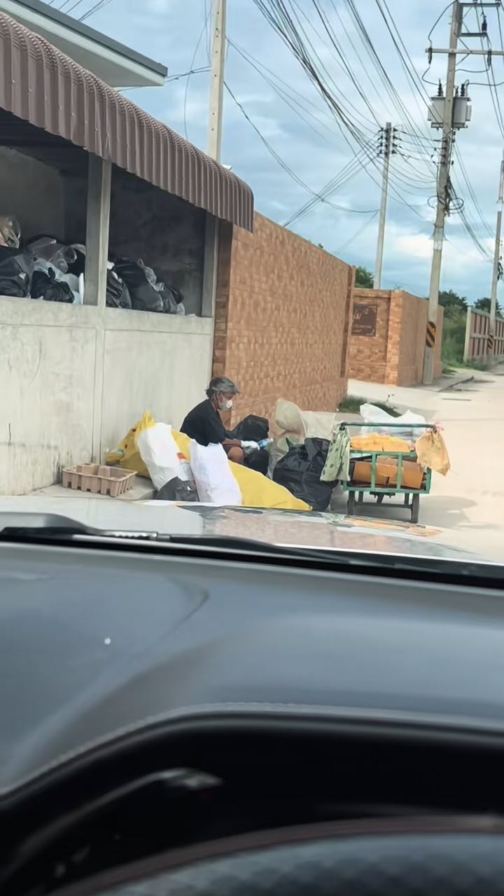 เห็นยายนั่งตัดขวดหน้าหอพัก สงสารเลยไปขนที่ห้องมาให้เพิ่ม ก่อนได้รู้ความจริงสุดพีค