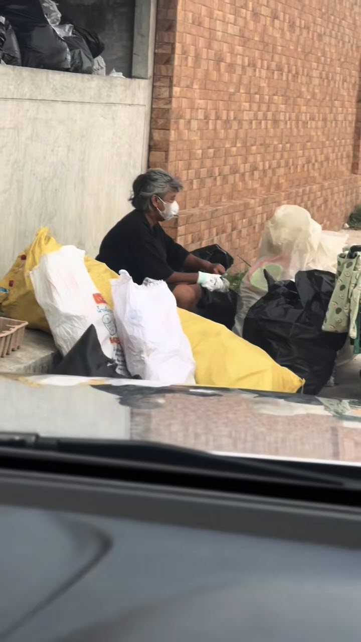 เห็นยายนั่งตัดขวดหน้าหอพัก สงสารเลยไปขนที่ห้องมาให้เพิ่ม ก่อนได้รู้ความจริงสุดพีค