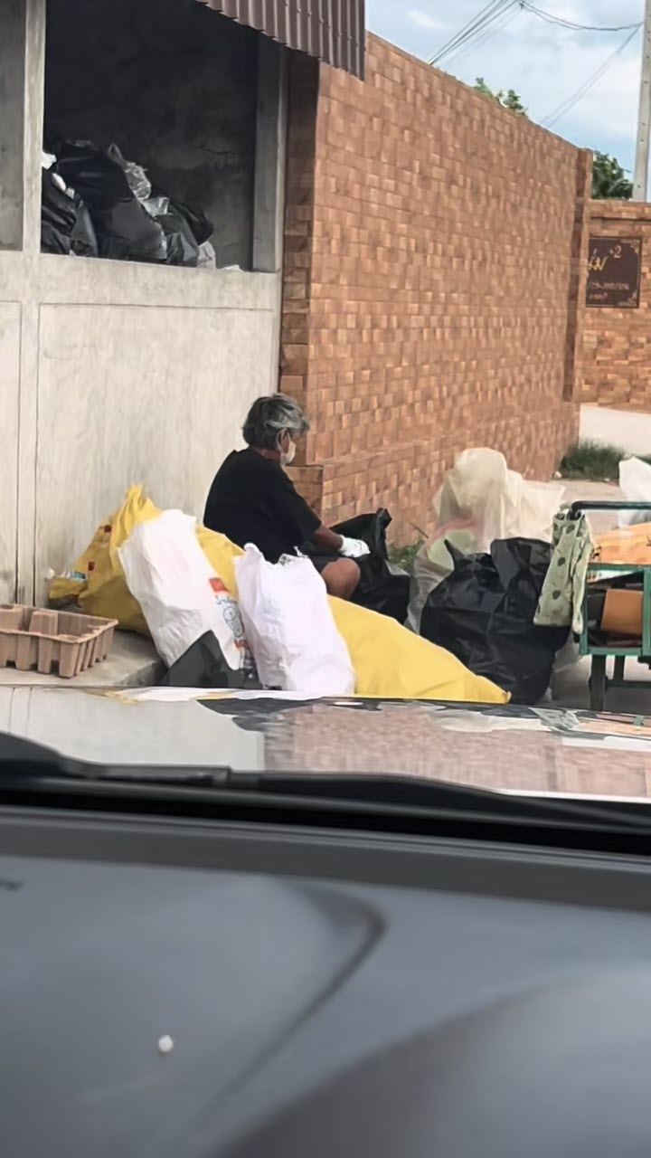 เห็นยายนั่งตัดขวดหน้าหอพัก สงสารเลยไปขนที่ห้องมาให้เพิ่ม ก่อนได้รู้ความจริงสุดพีค