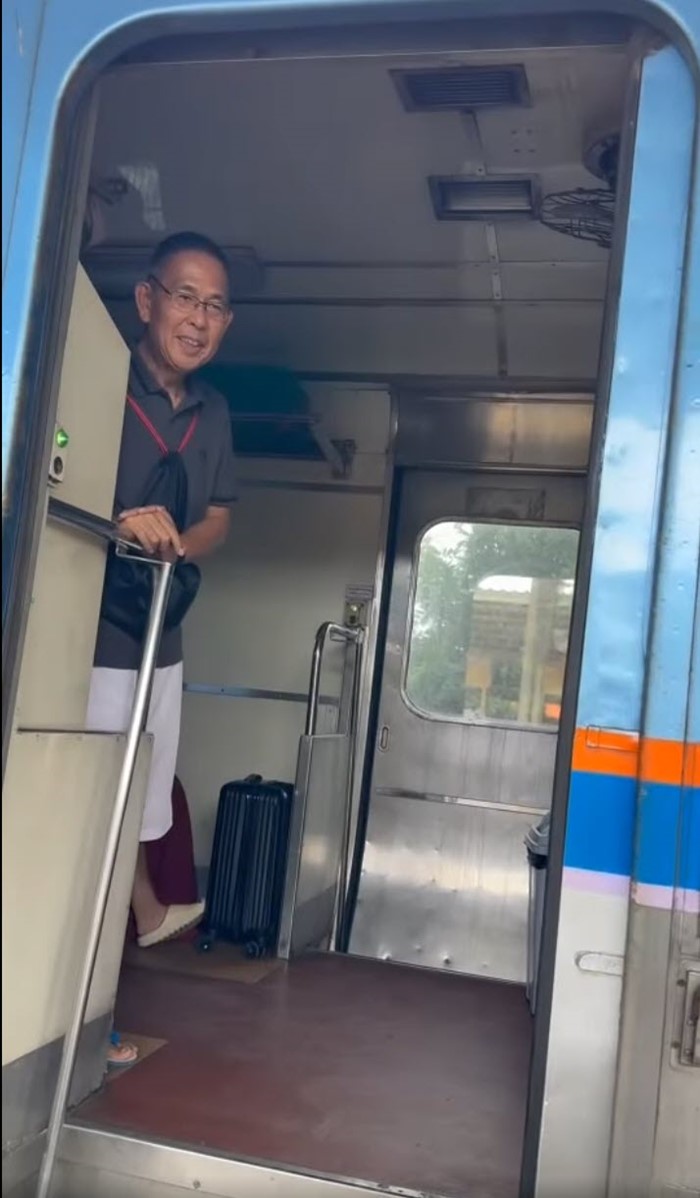 ผู้ว่าติดดิน นั่งรถไฟรับตำแหน่งรองปลัด  