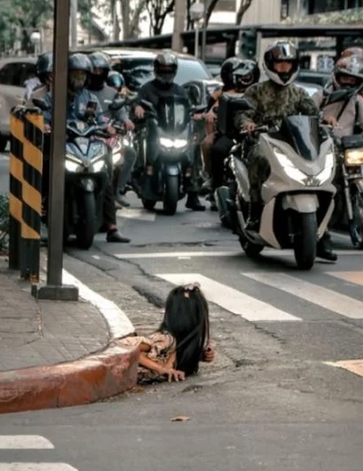 สาวคลานออกมาจากท่อระบายน้ำกลางแยก