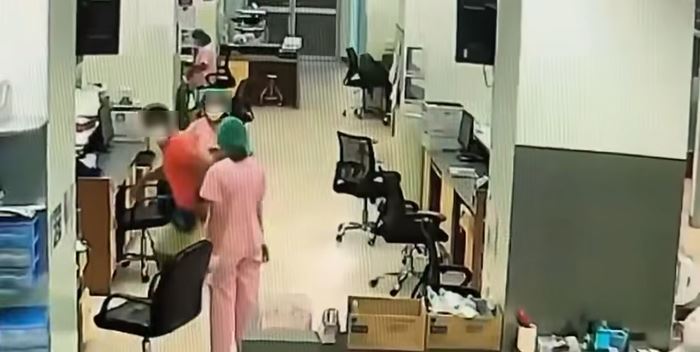 ชายตบหน้าพยาบาล ง้างสุดมือ ซัดไป 3 รอบ ชายตบหน้าพยาบาล ง้างสุดมือ ซัดไป 3 รอบ