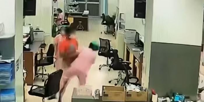 ชายตบหน้าพยาบาล ง้างสุดมือ ซัดไป 3 รอบ ชายตบหน้าพยาบาล ง้างสุดมือ ซัดไป 3 รอบ