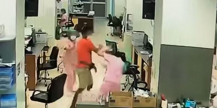 ชายตบหน้าพยาบาล ง้างสุดมือ ซัดไป 3 รอบ ชายตบหน้าพยาบาล ง้างสุดมือ ซัดไป 3 รอบ