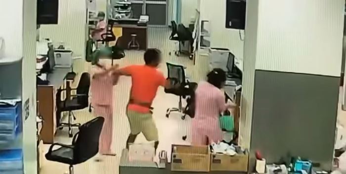 ชายตบหน้าพยาบาล ง้างสุดมือ ซัดไป 3 รอบ ชายตบหน้าพยาบาล ง้างสุดมือ ซัดไป 3 รอบ