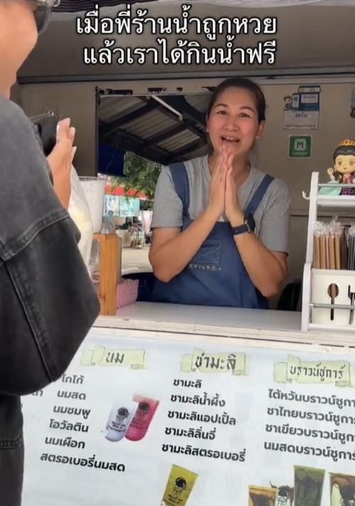 สั่งน้ำที่ร้าน ลูกค้างงเลยแม่ค้าให้ฟรี พอรู้เหตุผลมีแต่คนคอมเมนต์ สั่งน้ำที่ร้าน ลูกค้างงเลยแม่ค้าให้ฟรี พอรู้เหตุผลมีแต่คนคอมเมนต์