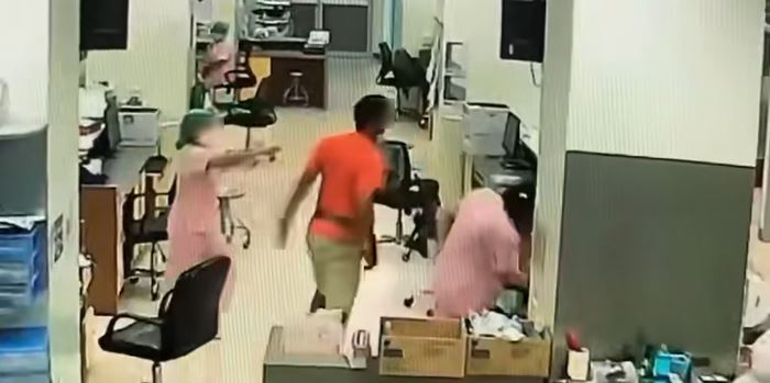 ชายตบหน้าพยาบาล ง้างสุดมือ ซัดไป 3 รอบ ชายตบหน้าพยาบาล ง้างสุดมือ ซัดไป 3 รอบ