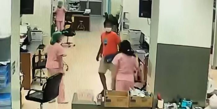 ชายตบหน้าพยาบาล ง้างสุดมือ ซัดไป 3 รอบ ชายตบหน้าพยาบาล ง้างสุดมือ ซัดไป 3 รอบ