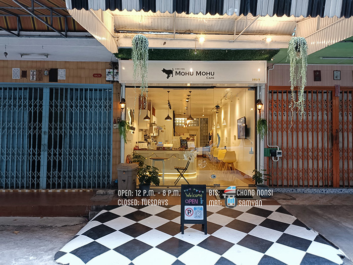 โมฮุโมฮุคาเฟ่ คาเฟ่แมวสไตล์ญี่ปุ่น