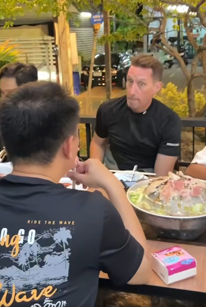 บูม หมูทะ เปิดร้านเลี้ยงหมูกระทะกู้ภัย 