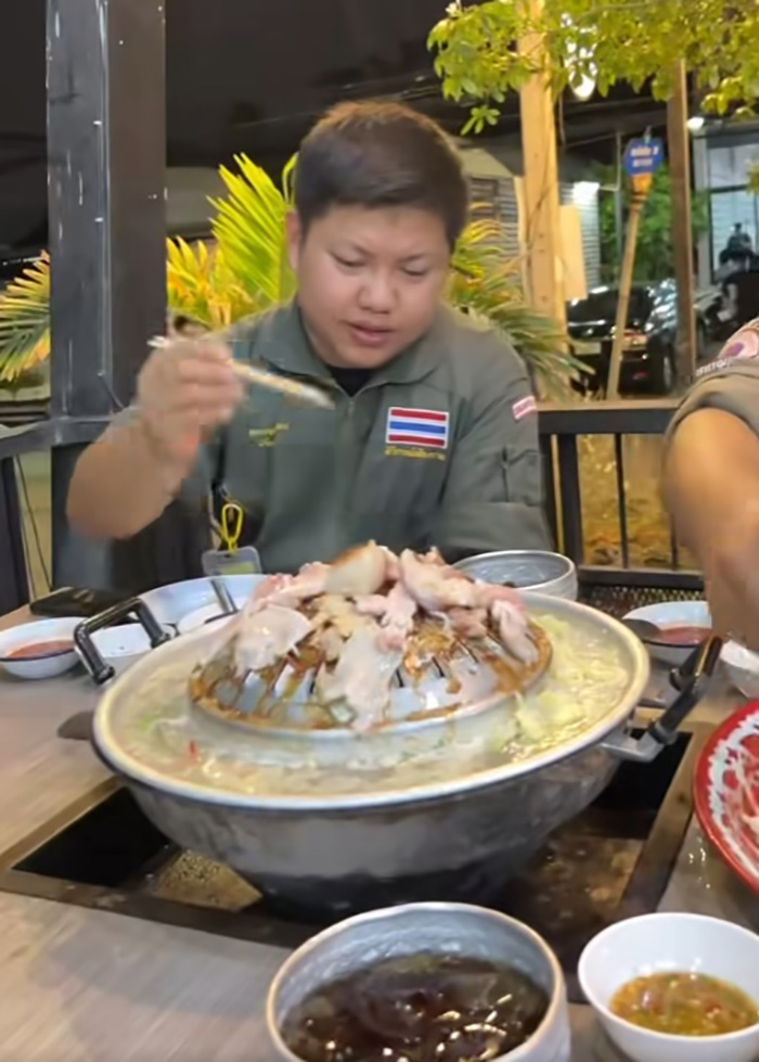 บูม หมูทะ เปิดร้านเลี้ยงหมูกระทะกู้ภัย 